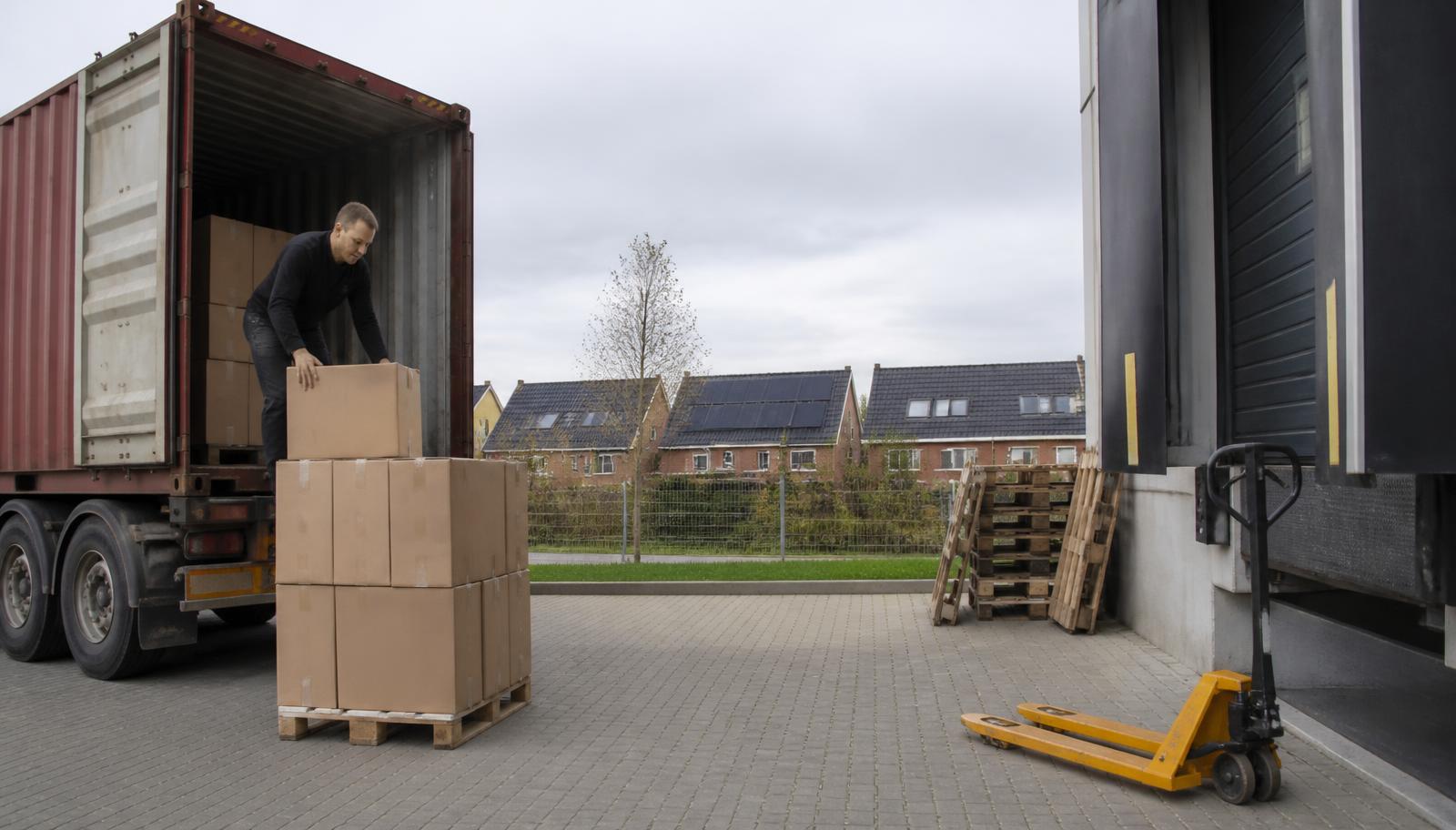 Dozen lossen uit een container op een Nederlands laadperron