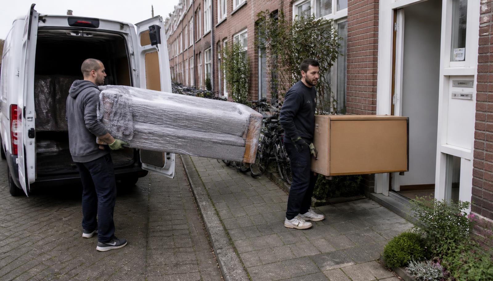 Tweemansbezorging van meubels vanuit een bakwagen